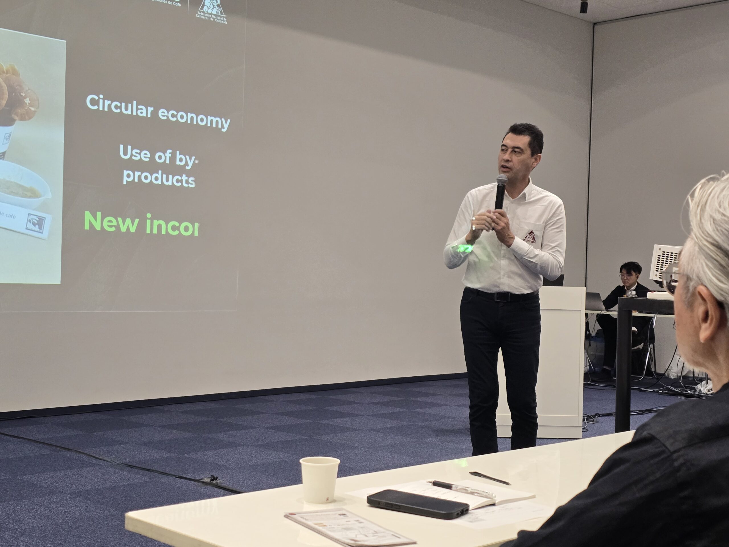 Alvaro Gaitan博士がSCAJ2025で説明している様子